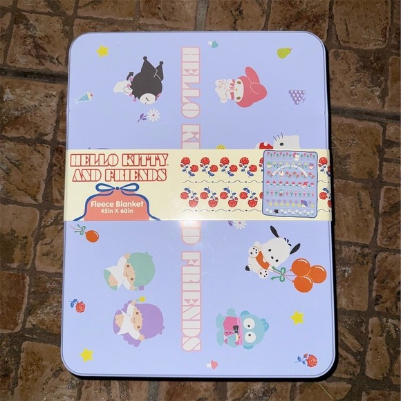 Sanrio Hello Kitty &‎ Friends Fleece Blanket in Collectible Tin Box - Picture 1 of 6